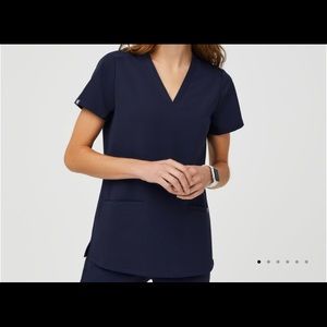 Figs 3 pocket scrub top